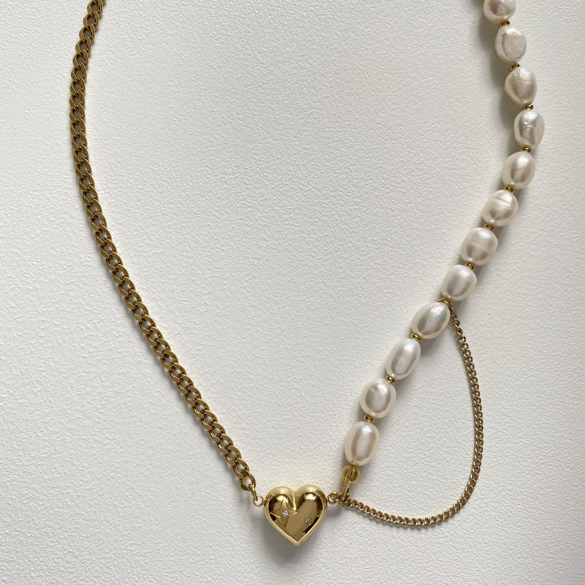 COLLIER ELLIE